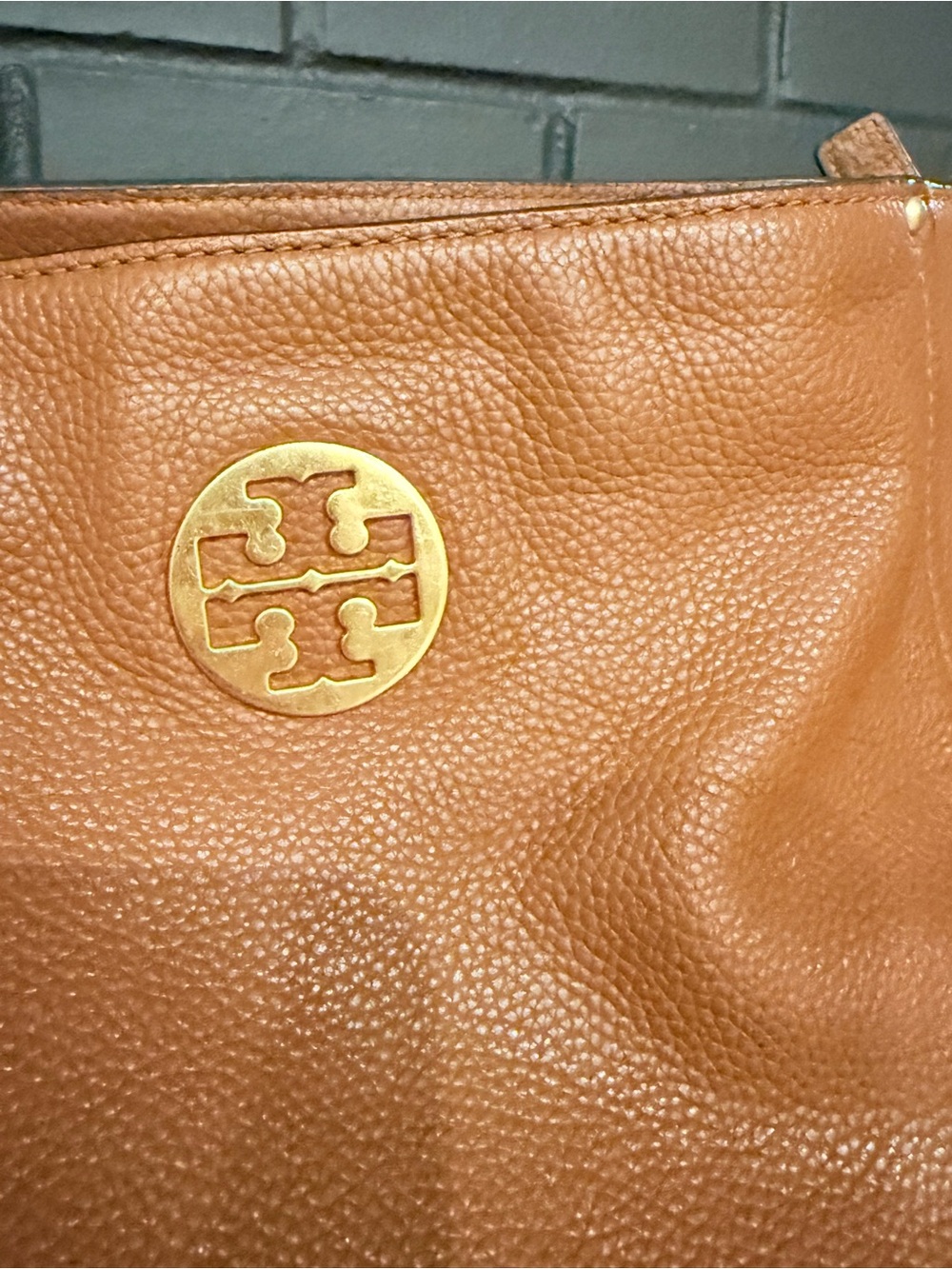 Tory Burch Cognac Pebble Leather Shoulder Bag with Gold Logo - Picture 7 of 7